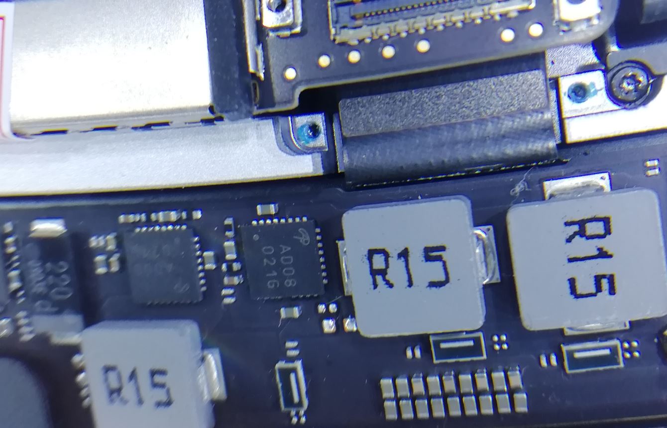 Das Display des MacBook Pro 16 muss mit dem Alu Case getauscht werden