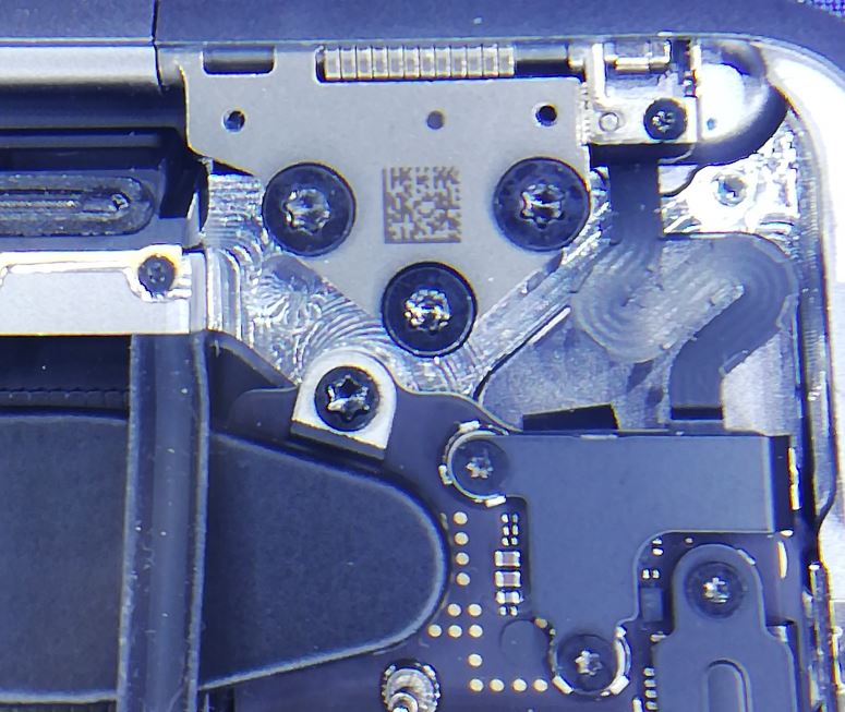 Die Scharniere des MacBook Pro ist mit dem gefrästen Alu Gehäuse verschraubt